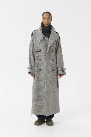 Gestuz AVIC LONG COAT - Trench - black/white