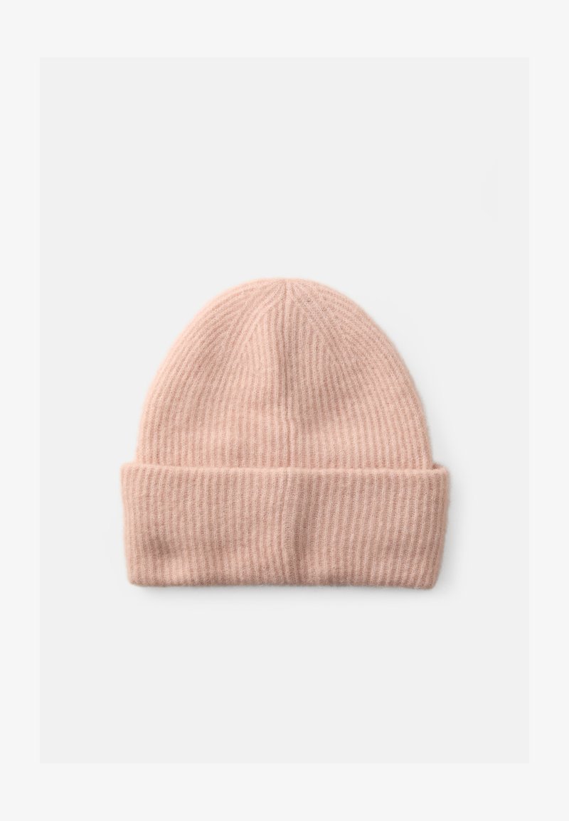 Strikket hue i blød, lys pink med ribbet tekstur og en foldet manchet. Har et sømløst topdesign og en let følelse.