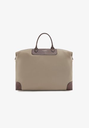 Beige duffelbag met gestructureerde bruine leren accenten, ronde handvatten en een gladde afwerking. Heeft een krokodillenpatroon op het bovenpaneel.