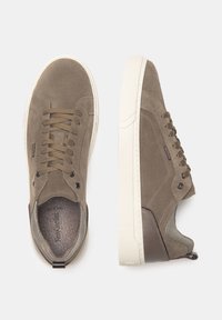 Sneaker in suede marrone con tomaia testurizzata, chiusura con lacci e suola in gomma a contrasto. Accenti laterali in marrone scuro.