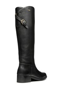 Bota de cuero negro hasta la rodilla con puntera redonda, pequeño tacón cuadrado y una correa decorativa con detalle de hebilla dorada. Textura suave.