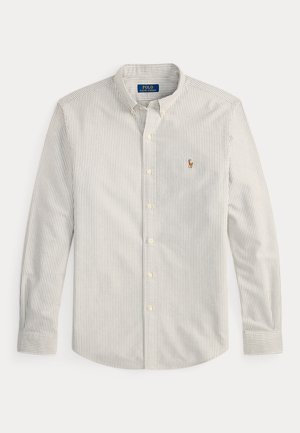 Biała koszula z długim rękawem z cienkimi szarymi pionowymi paskami i małym haftowanym logo Polo Ralph Lauren na piersi.