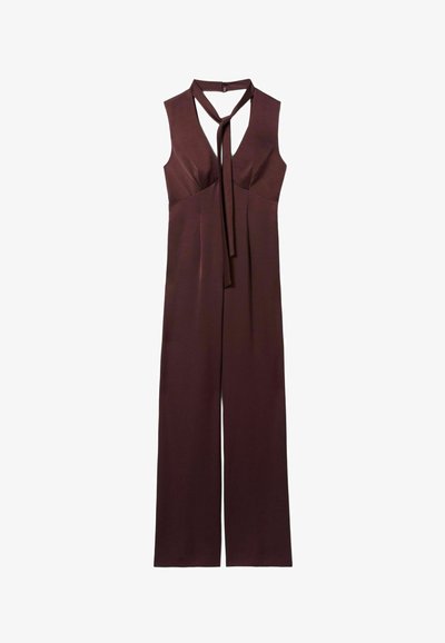 Jumpsuit senza maniche marrone con scollatura profonda a V e dettaglio con fiocco al collo. Gambe a svasare e texture liscia creano una silhouette aderente.