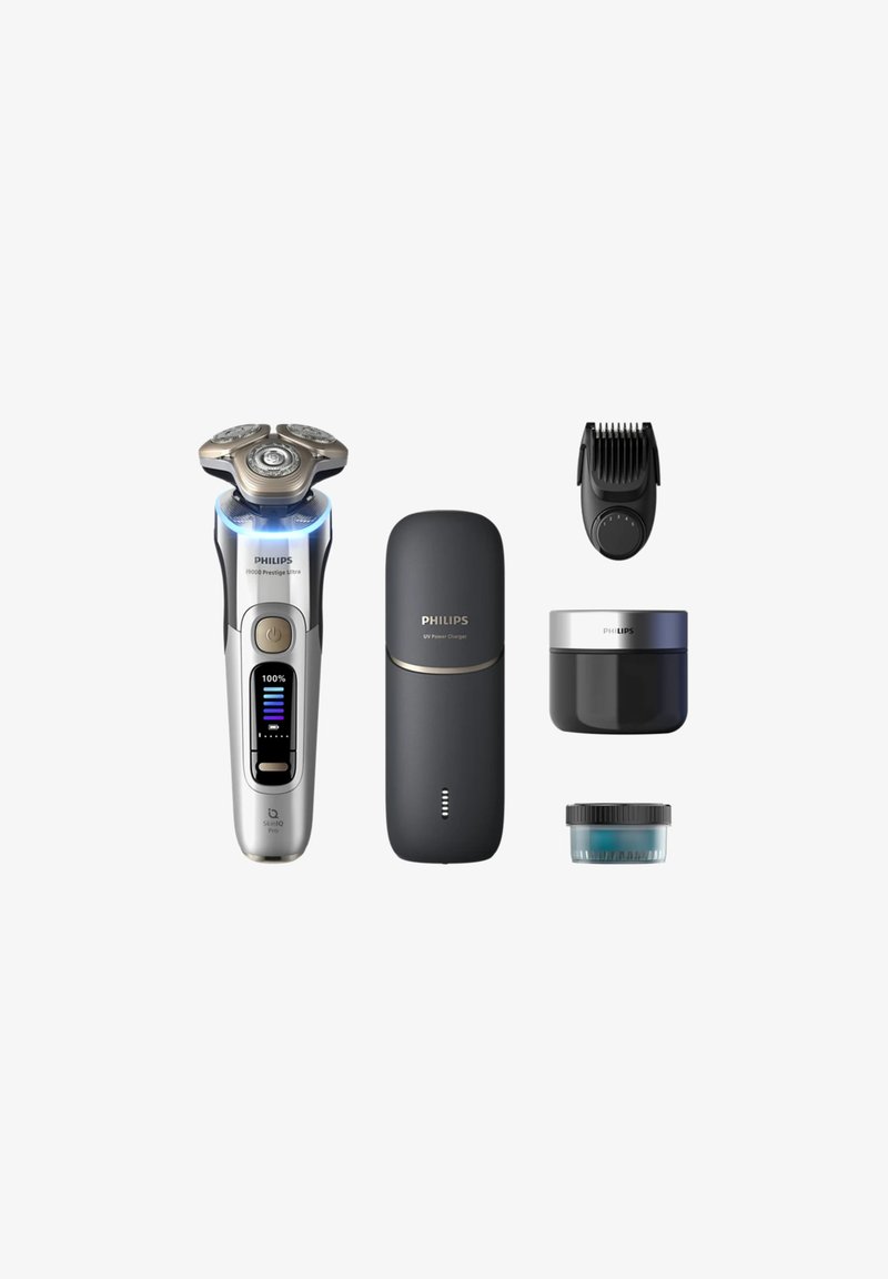 Rasoi elettrico con manico argentato, tre lame circolari, dettaglio LED blu e caricabatterie nero in dotazione, attacco per pettine e contenitori per crema.