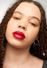Revlon ROUGE À LÈVRES SUPERLUSTROUS - Rouge à lèvres - 745 love is on