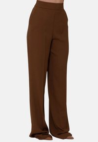 Pantaloni a gamba larga in tessuto marrone scuro con una texture liscia e vita alta, progettati per una vestibilità sartoriale.