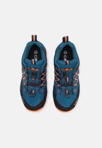 Modré a černé tenisky s oranžovými akcenty, s texturovaným svrškem, bez šněrování a s vyztuženou špičkou.