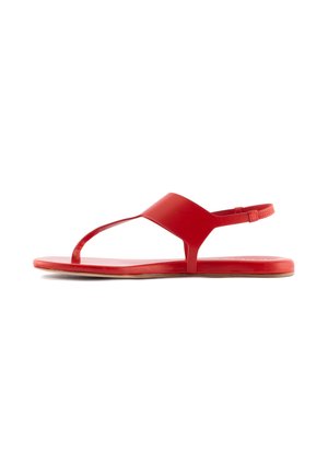 Sandaletto piatto rosso con sottile cinturino sulle dita, cinturino largo a metà piede e cinturino regolabile sul tallone su sfondo bianco.