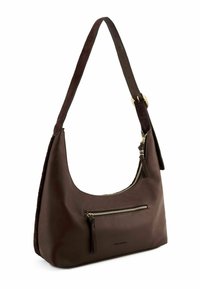 Borsa a spalla in pelle marrone dalla forma curva, con lato texturizzato, chiusura superiore a zip e tasca frontale con zip. Caratterizzata da una spallina spessa e regolabile.