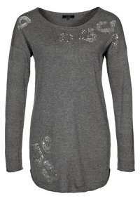 Grau-weißer Pullover mit langen Ärmeln, der auf der Vorderseite mit Pailletten in einem floralen Muster verziert ist. Er besteht aus weichem Strickstoff und hat einen runden Halsausschnitt.