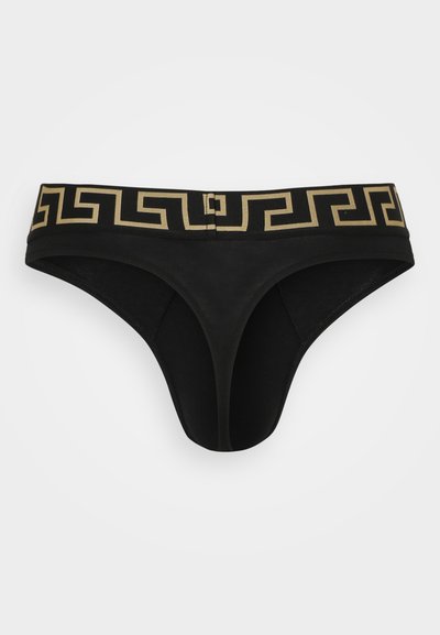 Schwarzer Tanga mit breitem Bündchen, das ein goldenes griechisches Schlüssel-Muster aufweist. Aus glattem Stoff gefertigt, hat er ein minimalistisches Design ohne Verzierungen.