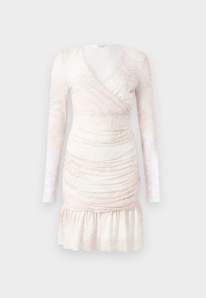 Abito mini a maniche lunghe di un delicato rosa chiaro, con scollatura a V e corsetto avvolgente, orlato da volant e caratterizzato da un leggero motivo a stampa animale.