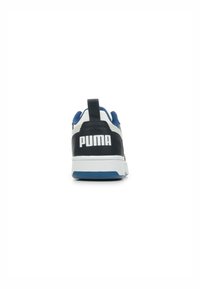 Sneaker in bianco e nero con un accento blu, tomaia in pelle testurizzata, collare imbottito e logo "PUMA" bianco ben visibile sul tallone.