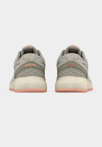 Ζευγάρι ανοιχτόχρωμα γκρι αθλητικά παπούτσια Reebok με ροδακινί λεπτομέρειες, εμφανιζόμενα από πίσω, με επενδεδυμένους γιακάδες και υφασμάτινο σχέδιο στις φτέρνες.