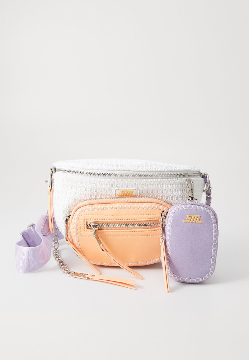 Saco trançado branco com um fecho prateado, uma bolsa menor laranja e um porta-cartões roxo. Cada um tem detalhes únicos e uma alça destacável.