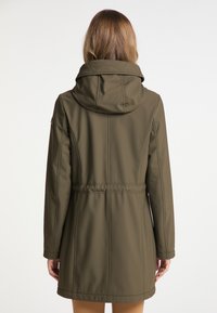 Groene, waterdichte jas met capuchon, getailleerde taille en lange mouwen. Heeft naaddetails en een gladde textuur. Achteraanzicht weergegeven.