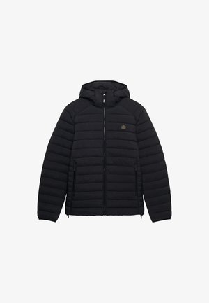 Sort quiltet dunjakke med hætte, lynlås foran, lynlåslommer i siderne og et lille logopatch på brystet.