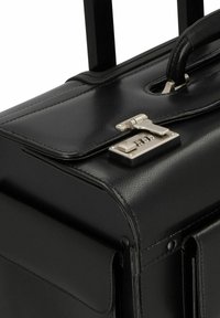 Schwarze Lederreisetasche mit strukturierter Oberfläche, einem Metallkombinationsschloss und einem kurzen Griff an der Oberseite. Verfügt über eine schlanke, rechteckige Form.