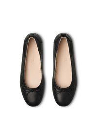 Ballerine nere con texture liscia, punta arrotondata e un fiocco decorativo sul davanti. Presentano un morbido rivestimento interno beige.
