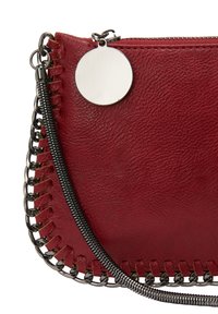 Rød læder clutch med en tekstureret overflade. Har sølv lynlåse, kæde detaljer og dekorativt syning langs den ene kant.
