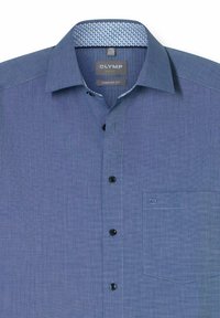 Camicia a quadri blu con un design comodo, caratterizzata da un colletto e una pattina solidi, bottoni neri e una piccola tasca sul petto.