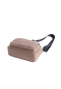 Bolso rectangular en beige con una superficie texturizada acolchada. Presenta una correa negra y cierre de cremallera. Material suave y liso.