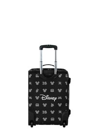 Maleta negra con ruedas y asa plateada, que presenta patrones temáticos de Disney en gris, como siluetas de Mickey Mouse y estrellas. Logo frontal en blanco.