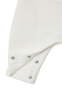 Un body blanco para bebé hecho de una tela suave, con botones a presión en la parte inferior para una fácil vestimenta. Cuello redondo y mangas cortas.