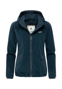 Marineblå fleecejakke med hette, hel glidelås og to sidelommer. Ribbestrikkede mansjetter og snor i linningen. Diskret logodetalj på brystet.