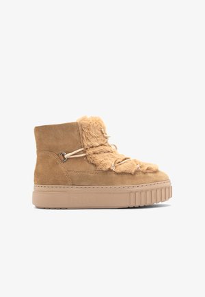 Beżowe zamszowe botki za kostkę z akcentami z sztucznego futra, okrągłym noskiem, płaską podeszwą platformową oraz funkcjonalnymi sznurowadłami z metalowymi oczkami. Gładka tekstura na całej powierzchni.