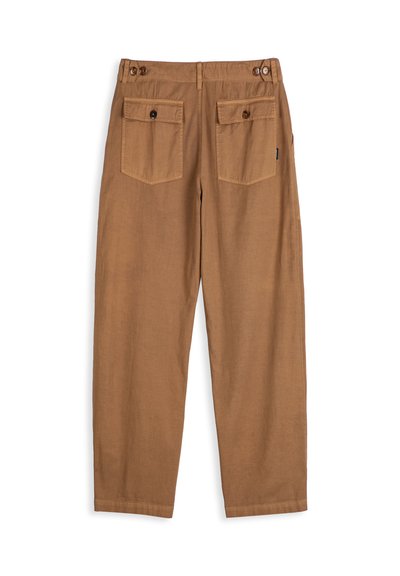 Pantalon marron à jambes droites avec poches arrière à rabat boutonné et pattes de taille réglables avec boutons de chaque côté.