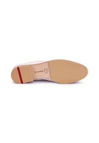 Scarpa in pelle beige con una finitura liscia, dotata di suola in gomma, tacco leggero e un'accenno distintivo rosso sul tacco.