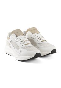 Baskets de sport blanches avec des accents en mesh et en daim, bout rond, semelle plate en caoutchouc noir, et détails de couture contrastants.