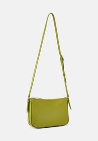 Borsa a tracolla verde in pelle con texture liscia, forma rettangolare, tracolla regolabile e chiusura con zip. Design semplice e moderno.