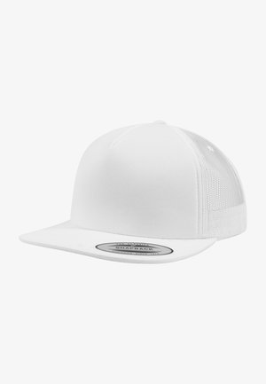 Biała czapka snapback z płaskim daszkiem, wykonana z materiału o gładkiej teksturze, z siateczkowymi panelami po bokach oraz okrągłą metką z przodu.