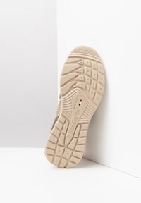 Semelle en caoutchouc beige avec un motif texturé, présentant des grips en relief. Les marquages incluent "NeroGiardini", "FABRIQUÉ EN ITALIE", et la taille 37.