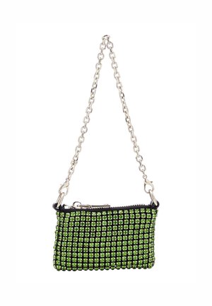 Grüne Handtasche mit Strassverzierungen auf schwarzem Grund, ausgestattet mit einem silbernen Kettenriemen und einem Reißverschlussverschluss, kompakte rechteckige Form.