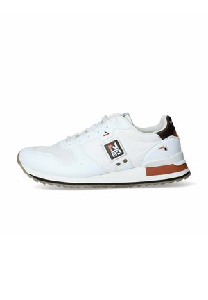 Scarpa da ginnastica bianca con tomaia texturizzata, punta rotonda e dettagli marroni. Presenta un piccolo logo sul lato e una suola in gomma spessa.