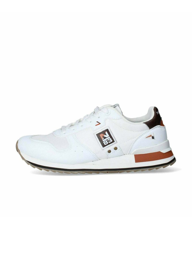 Scarpa da ginnastica bianca con tomaia texturizzata, punta rotonda e dettagli marroni. Presenta un piccolo logo sul lato e una suola in gomma spessa.