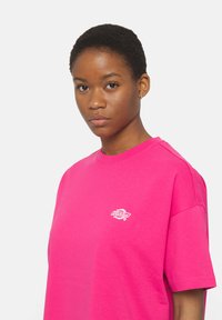 Dickies SUMMERDALE TEE - Basic póló - raspberry sorbet