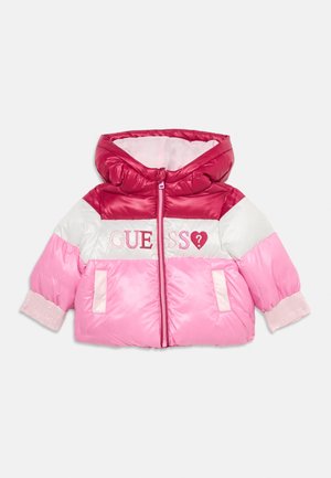 Pink, weiße und rote Steppjacke mit Kapuze, Frontreißverschluss, Seitentaschen und "GUESS"-Logo mit einem Herz auf der Brust bestickt.