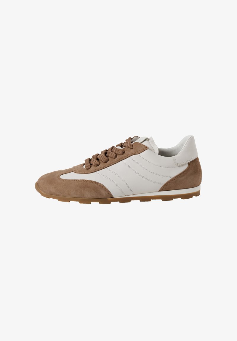 Leder- und Wildleder-Sneaker in Braun und Weiß, mit niedrigem Profil, runder Zehenform und braunen Schnürsenkeln. Strukturierte Seitenpaneele und Gummisohle.