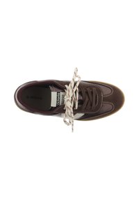 Zapatilla marrón con materiales de ante y cuero, que presenta franjas blancas en contraste, cordones marrones con acentos rojos y una suela de goma.