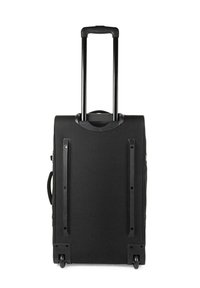 Maleta negra con ruedas, asa retráctil, superficie lisa y cuatro ruedas. Cuenta con dos rieles laterales y una agarradera en la parte superior para un manejo fácil.
