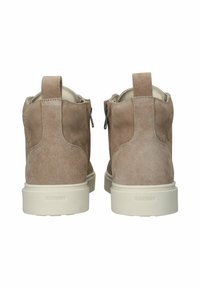 Beige ruskinds ankelstøvler med en glat finish, der har en bageste lynlås og en lyse farvet gummisål. Subtil branding på hælen.