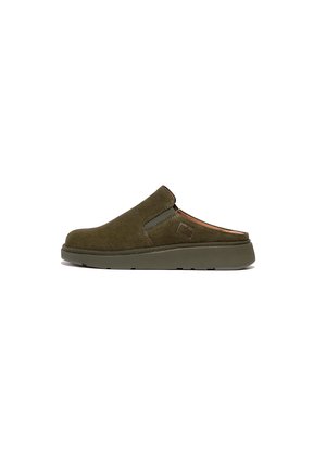 Sabot en suède vert olive avec un bout arrondi, une semelle intérieure rembourrée et une semelle extérieure en caoutchouc texturé. Marque minimaliste sur le côté.