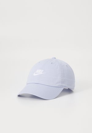 Nike cepure gaiši zilā audumā ar izliekto vizieri un izšūtu balto logotipu priekšā, ar sešām ventilācijas atverēm.