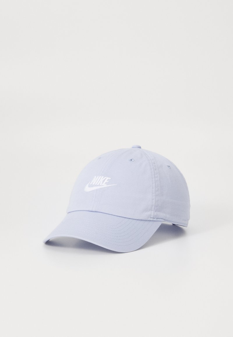Nike čiapka v svetlosivej tkanine s oblúkovým šiltom a vyšitým bielym logom na prednej strane, s šiestimi ventilačnými otvormi.