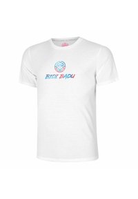 Camiseta de algodón blanca con cuello redondo, mangas cortas y texto impreso en colores "BIDI BADU" con un logotipo en azul y rojo.