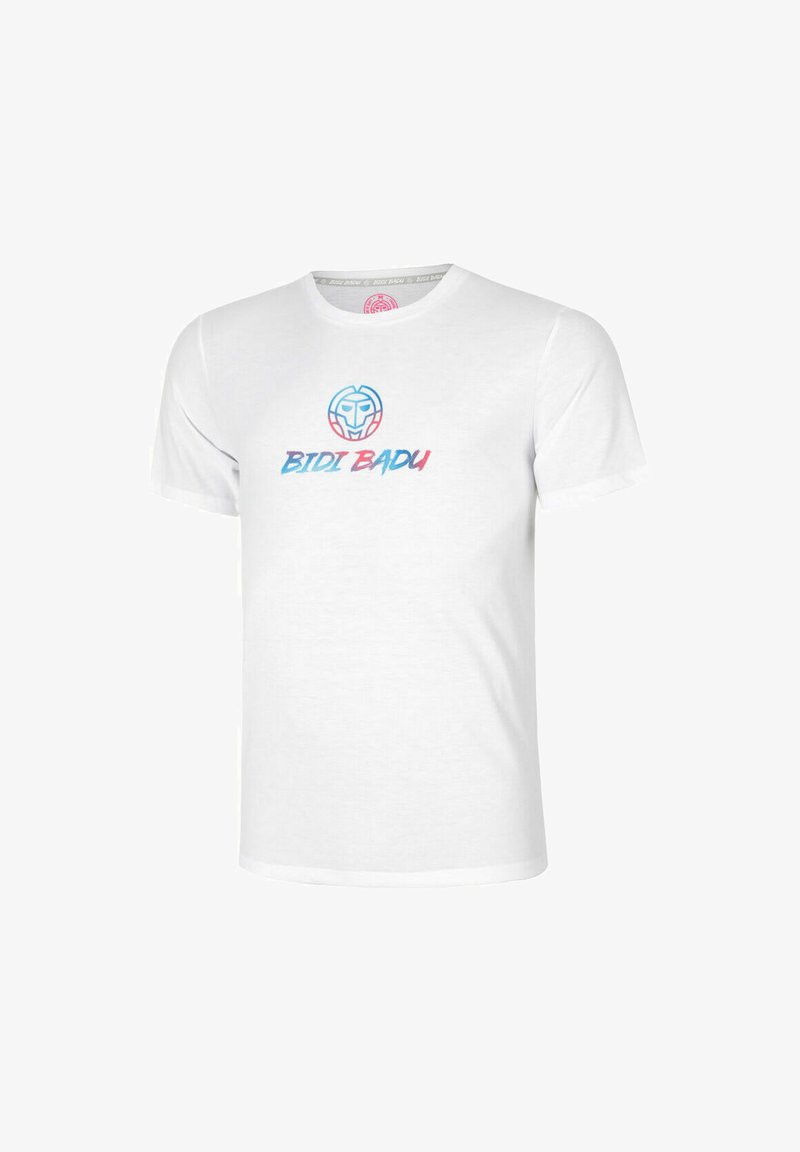 Camiseta de algodón blanca con cuello redondo, mangas cortas y texto impreso en colores "BIDI BADU" con un logotipo en azul y rojo.